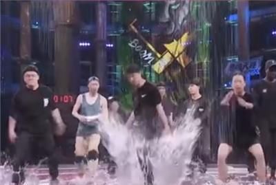  操作|《街舞》王一博再现水舞台！新造型隐约透肉，直男操作震懵大婷