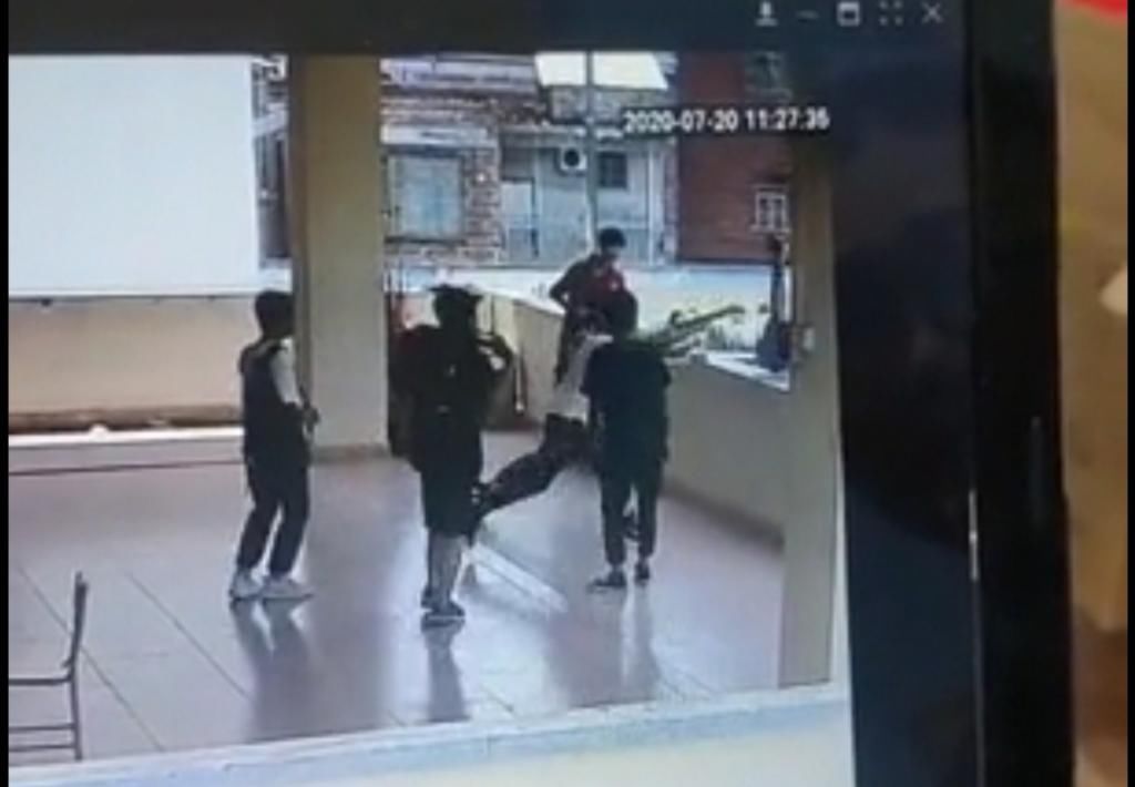  中学生|中学生楼道里模仿科比转身后仰跳跃投篮，身体翻出护栏意外坠楼