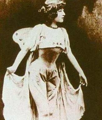 嫁给|慈禧的最美御前宫女:精通八国语言清朝灭亡后嫁给了美国人