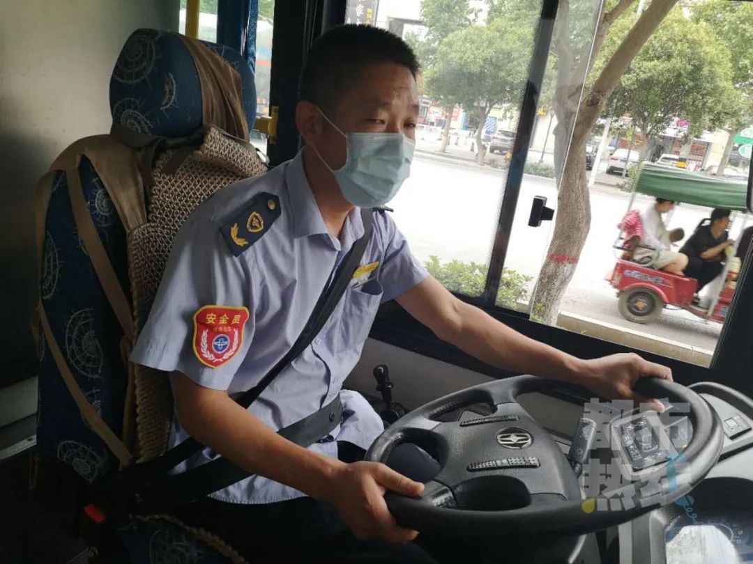  公交|陕西一公交司机突然停车跳窗，竟是为了……