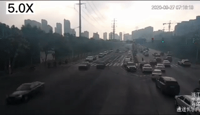 秋天|斑马线上相差60岁的牵手，温暖了这个秋天