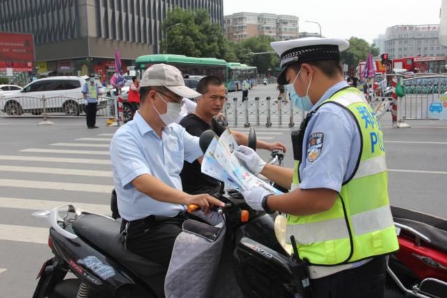  郑州|郑州交警开展“一盔一带”安全守护行动！