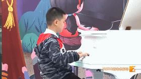  舞台|这个大舞台不得了！他们弹琴、朗诵，还能和大师们做这些事