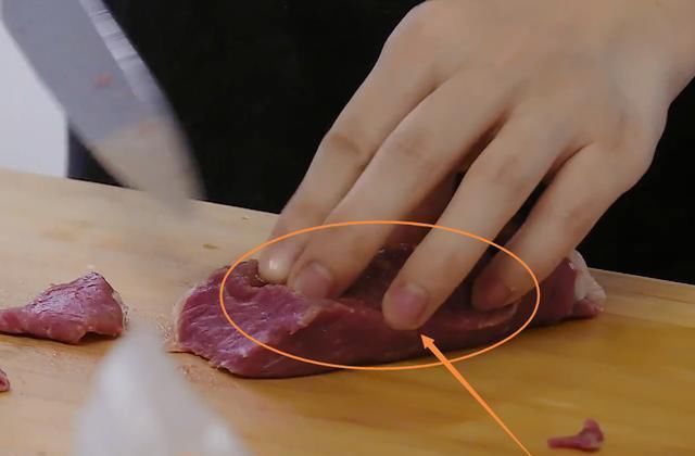 林大厨|赵丽颖节目切牛肉,镜头给到她手部特写,这是对备菜最大的尊重