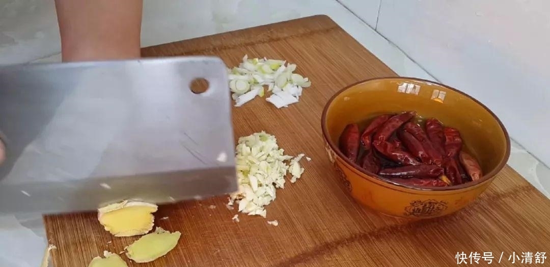 比水|1颗白菜,1块猪肉,教你简单一做,比水煮肉片都好吃,越吃越过瘾