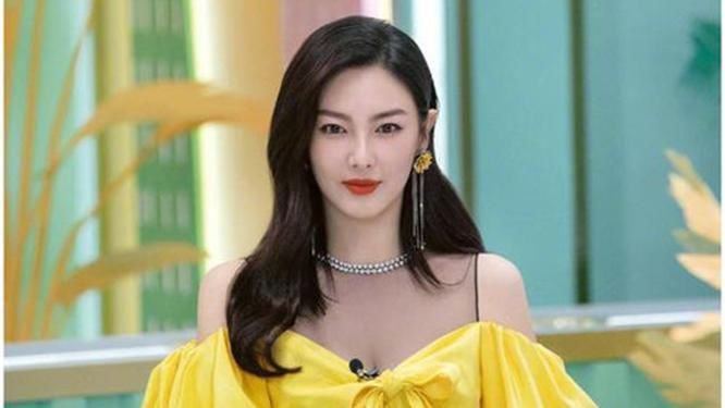  姐姐|《浪姐》最让人不满的，不是掉扇子的金莎，而是全程划水的伊能静