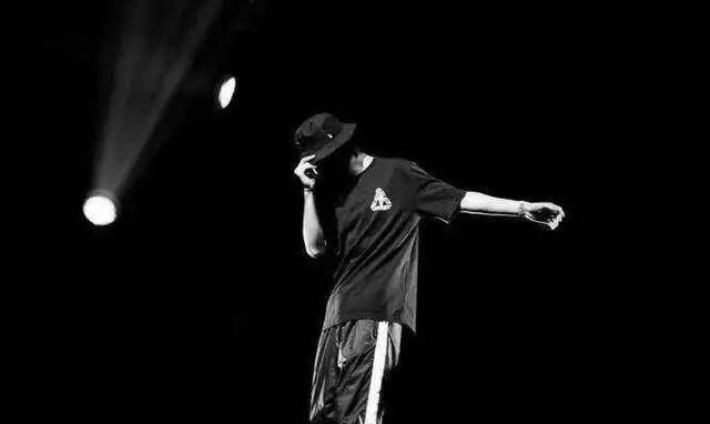  终于|买了张站票上台看《天天向上》的王一博，终于来到自己的街舞主场