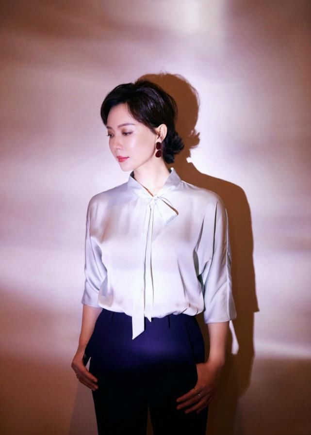  面料|见过世面的女人都咋穿衬衫？看看43岁的陈数就知道了，气质又减龄