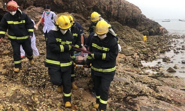  只能|尴尬了！男子拍照时手机掉下山崖，爬下去捡被困只能报警