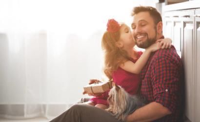 大叔|60岁大叔将仿真娃娃当女儿养,用10万买衣服,网友:畸形的父爱