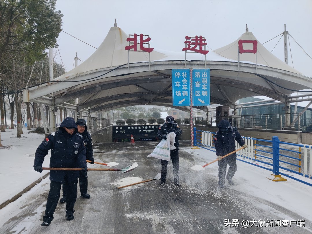 信阳市城管系统闻“雪”而动 全力抗冰除雪保障城市安全运行