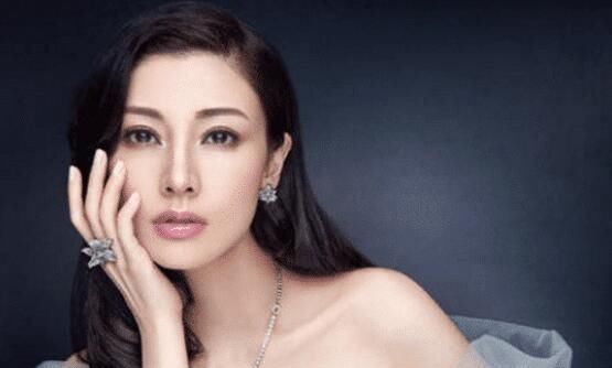  捕手|李嘉欣年轻时有多美？初中已是千里挑一，怪不得能成“富豪捕手”