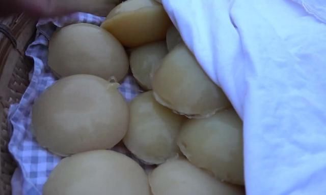 双庙凉粉|夫妻小镇上卖“炒果冻”,每天限量200碗,常有人驱车10里来排队