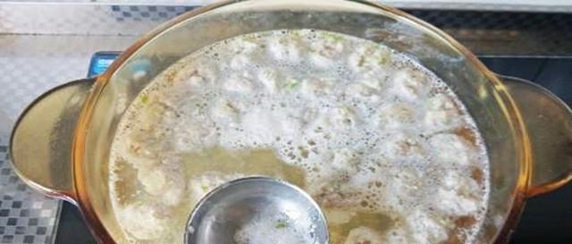 层浮沫|煮肉时,上面的浮沫是精华还是脏东西,要撇去吗又学到一招