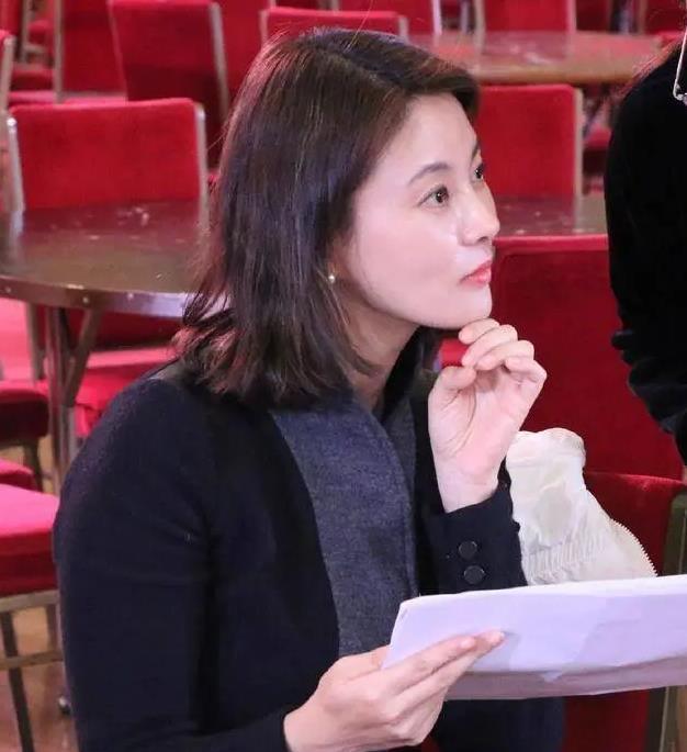 肤白|有央视台花之称的她,43岁依旧肤白貌美,两次离婚失败现在还单身