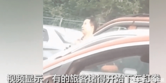 堵车|实拍曝光:高速堵车又随地处大小便,垃圾也随地扔!