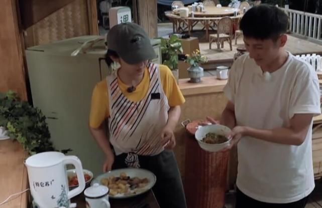  别人|别人都在收拾厨房，唯独吴昕不在，看到她在干啥，难怪没人喊她！