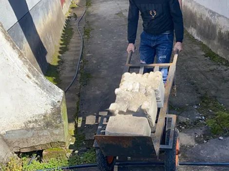 佛像|遂昌一男子在湖山盗窃“古董”，被抓后突然在佛像前下跪！