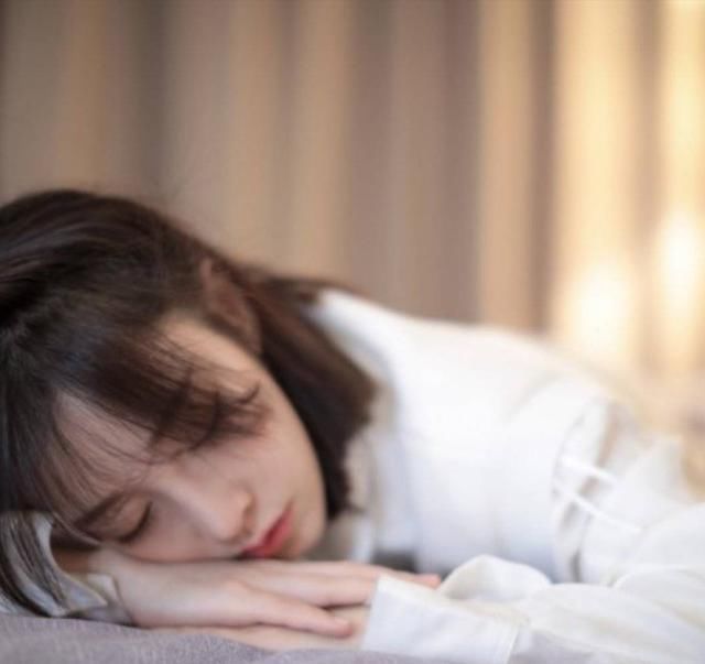  期待|神神秘秘的冯提莫，最近是又要录制新的歌曲吗？网友：好期待！