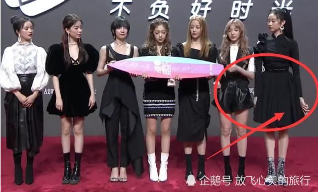  活动|张艺凡活动现场签完名，发现笔没有地方放，她的反应太可爱了