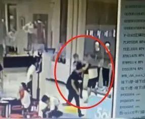 情侣|95后小伙突然暴打逛街情侣，“看不惯他们亲密”