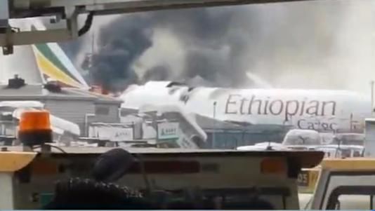 小时|视频曝光!浦东机场一飞机起火,烧了一个多小时,机身被烧穿…