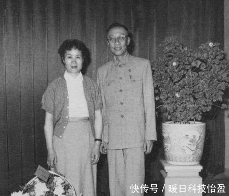  骨灰|溥仪最后一任妻子李淑贤：直言溥仪离不开她，图9抱着溥仪的骨灰