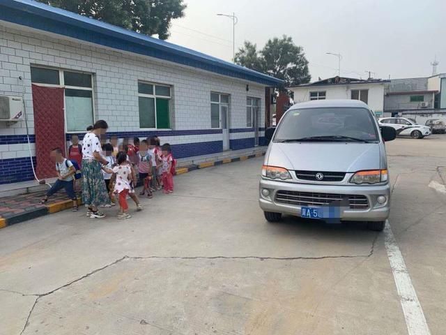 校车|核载5人实载20人!鹿泉交警查获一辆严重超员“黑校车”