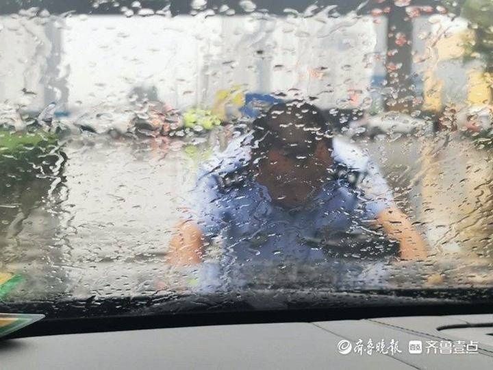 齐鲁壹点|你推车的身影真帅！一私家车雨中趴窝，济南交警涉水救援