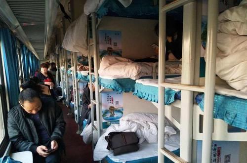 硬卧|火车买的硬卧下铺，发现被老人“占”了，高情商人这么处理