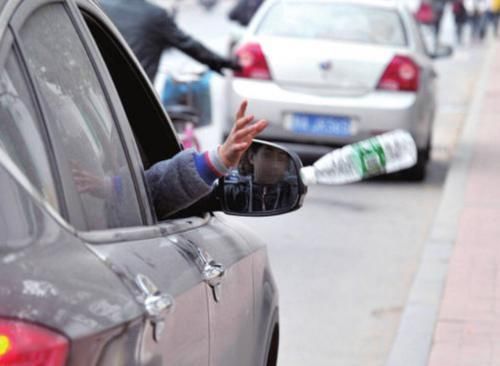  白色轿车|大叔往车外倒烟灰，交警找来环卫工，处罚方式大快人心