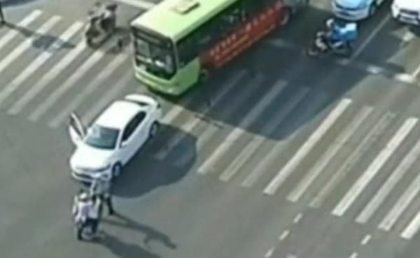  机动车驾驶|男子无照醉驾上路，竟是为了下一顿继续喝！