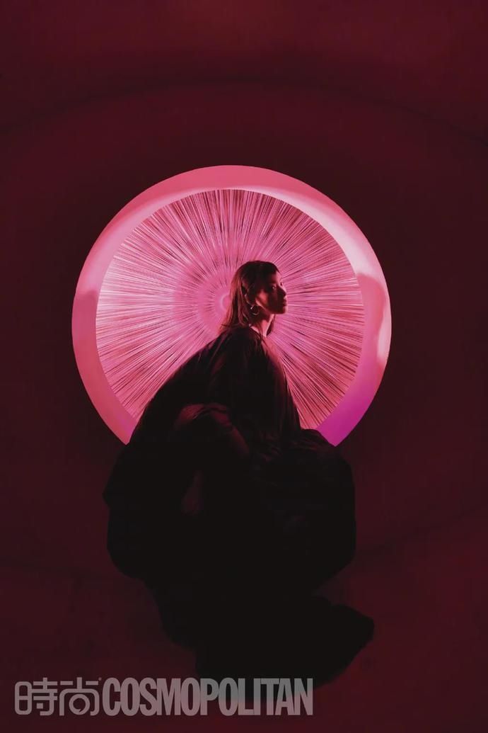 主题|组图：你看懂了吗？倪妮未来感“狮子座”主题写真大片