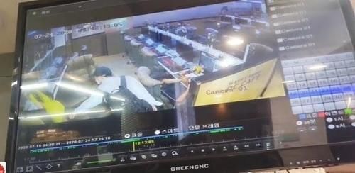 被捕|美女网红网吧做直播 男子从背后用手机偷拍裙底被捕