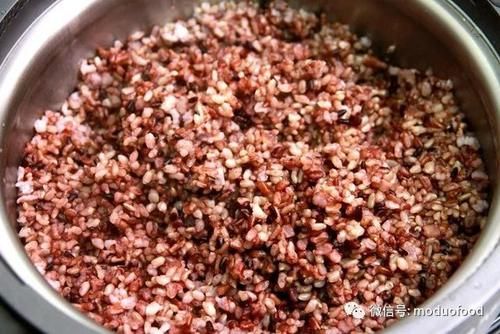 厨房|【魔多厨房】午餐系列:洋葱卤肉+圆白菜炒菜花+三色糙米