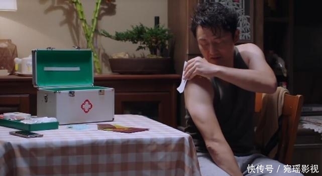 父母|尖尖心情不好找爸爸安慰,谁注意李爸在干嘛?多数父母都如此暖心