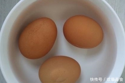 里加|煮鸡蛋别只知道用水煮锅里加一勺它,鸡蛋不开裂不粘壳,超好剥