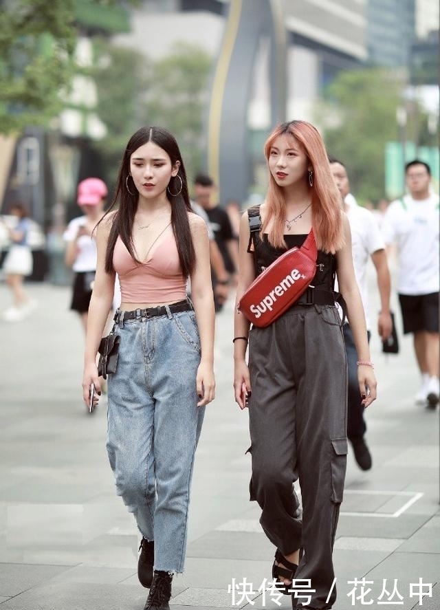  清爽|街拍：温柔又带着性感魅力的美女，清爽自然很怡人！