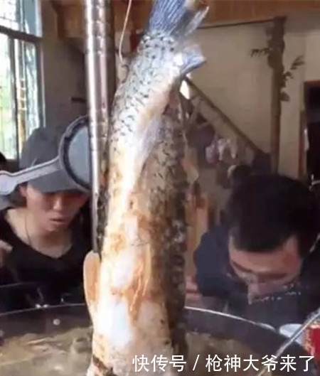 情侣|奇葩情侣在家架大锅,这种吃鱼方式还真是头一次见!