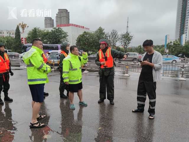 市消防救援|6岁女儿偶遇抗洪的消防员爸爸 错身之间敬了个礼