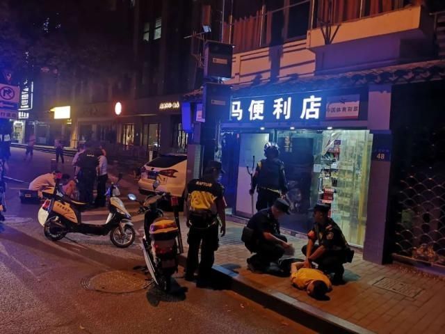 街头|深夜，前男友街头捅伤现男友
