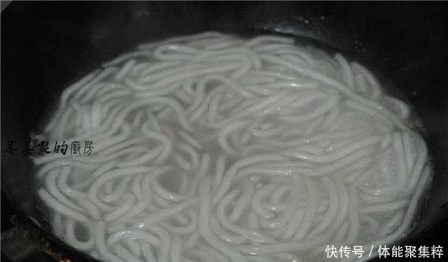 酸爽|比香辣粉、油泼面更过瘾!这一碗香辣酸爽,好吃到连汤都喝干净!