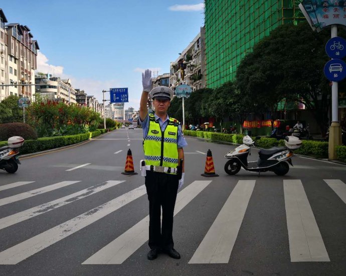 风采|创城风采文明城市的守护者——叠彩交警杨宗刚