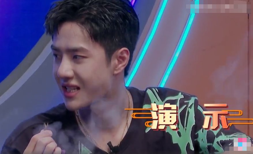  王一博|王嘉尔初学嗑瓜子，王一博露牙演示，两个铁憨憨要多笑几遍