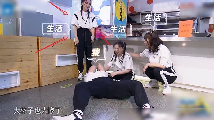  没错|郭麒麟被姐姐们围堵，看清baby的反应后，是暖心大姐姐没错了