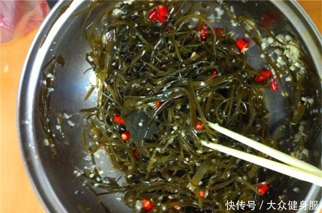 海带丝|凉拌海带丝时,腥味重多加这“1步”,酸辣可口,鲜香十足!