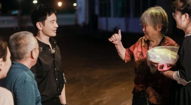  母爱|赵丽颖逗娃母爱洋溢，刘宇宁全能员工，他才是最适合中餐厅的