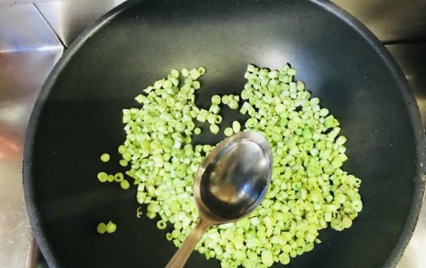  倒入|别老是番茄炒鸡蛋了，夏天的豆角更搭配，清热解毒助消化