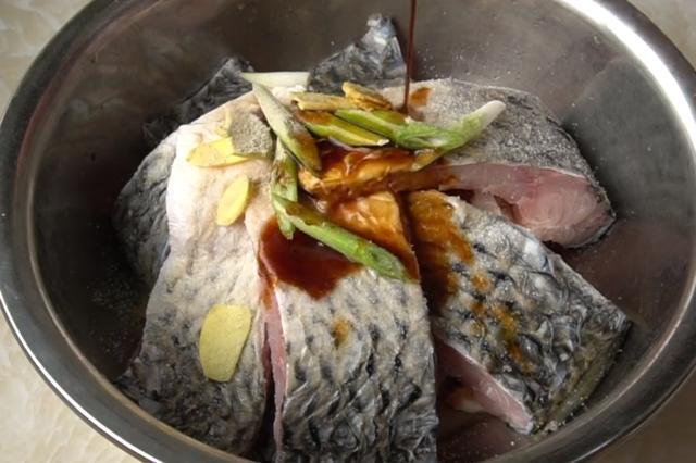 清洗干净|鲤鱼最过瘾的吃法,不加水煮不用蒸,鲜嫩无腥味,5斤鱼一顿解决
