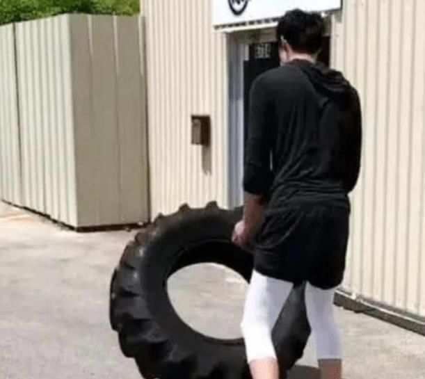 边线球|周琦不就一个边线球失误吗?为什么没人尊重他,态度懒散是最致命